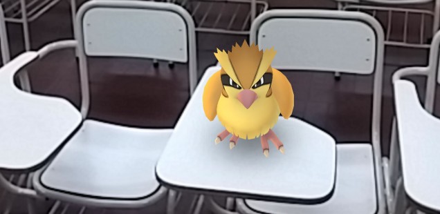Un pókemon pidgey en el Aula 7 de la Facultad de Ciencias Económicas de la UNT